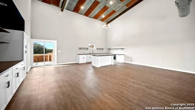 201 Lakeview Cir La Vernia, TX 78121