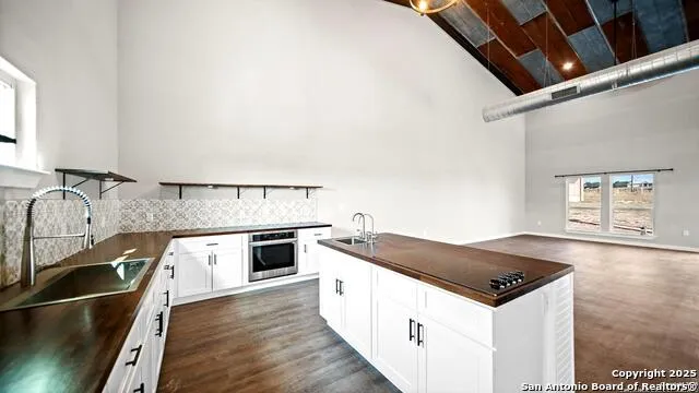 201 Lakeview Cir La Vernia, TX 78121