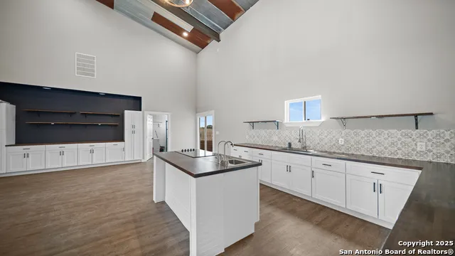 201 Lakeview Cir La Vernia, TX 78121