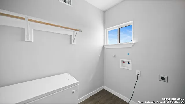 201 Lakeview Cir La Vernia, TX 78121