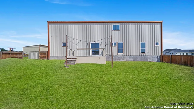 201 Lakeview Cir La Vernia, TX 78121