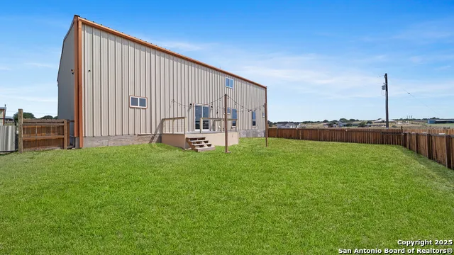201 Lakeview Cir La Vernia, TX 78121