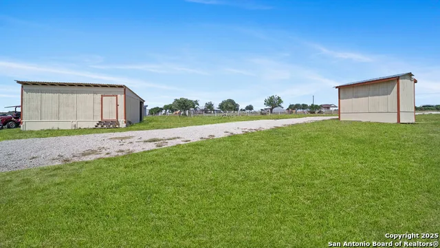 201 Lakeview Cir La Vernia, TX 78121