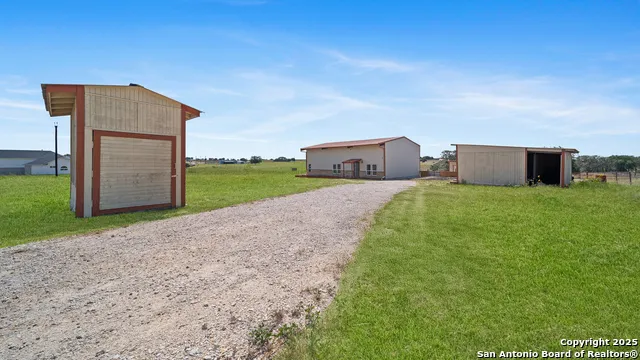 201 Lakeview Cir La Vernia, TX 78121