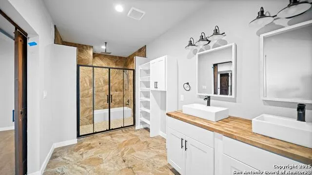 201 Lakeview Cir La Vernia, TX 78121