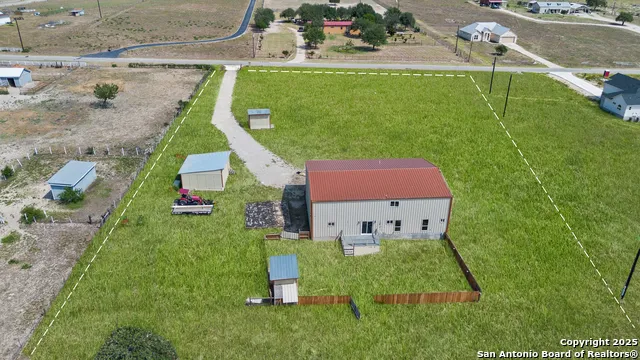 201 Lakeview Cir La Vernia, TX 78121