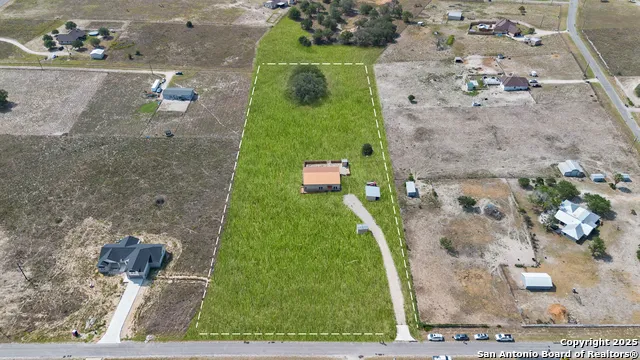 201 Lakeview Cir La Vernia, TX 78121