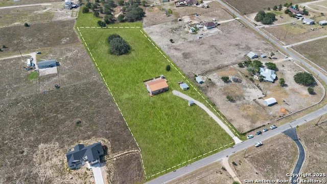 201 Lakeview Cir La Vernia, TX 78121