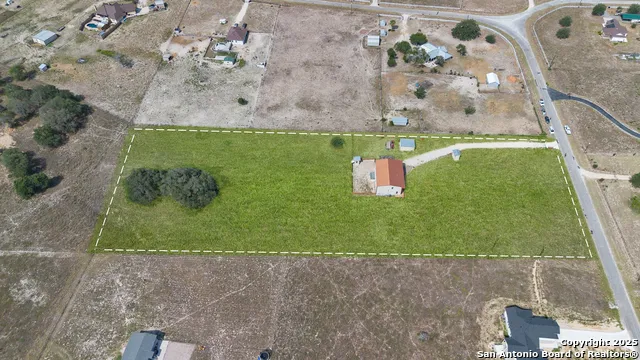 201 Lakeview Cir La Vernia, TX 78121