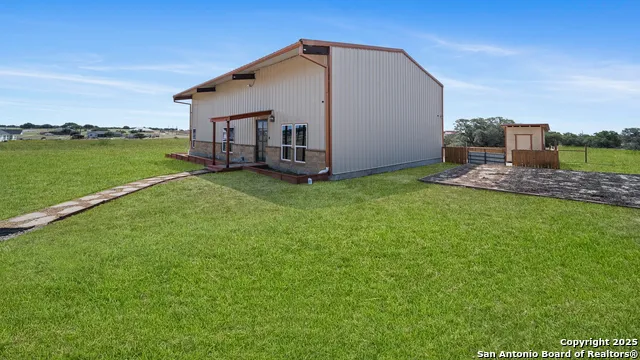201 Lakeview Cir La Vernia, TX 78121