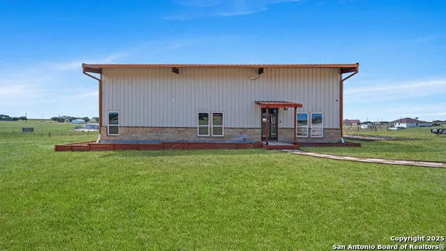 201 Lakeview Cir La Vernia, TX 78121