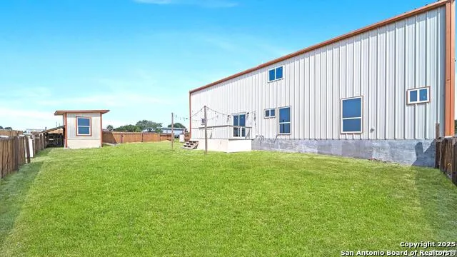 201 Lakeview Cir La Vernia, TX 78121