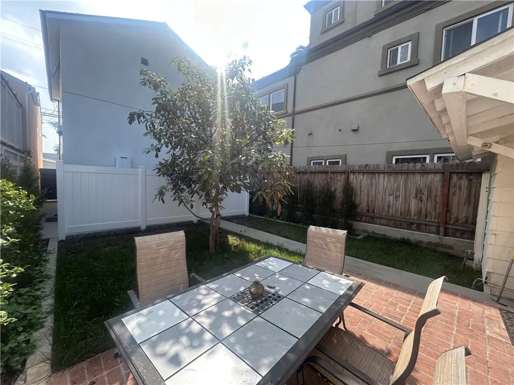 406 11th Huntington Beach, CA 92648
