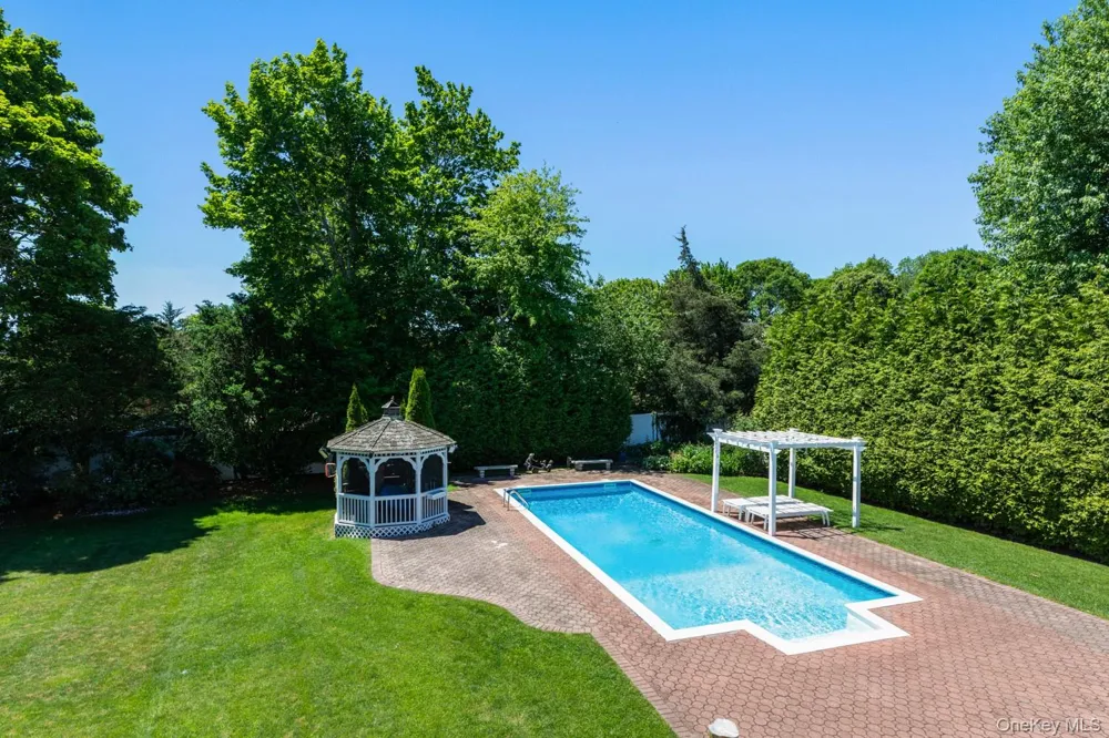 137 South Road Westhampton, NY 11977