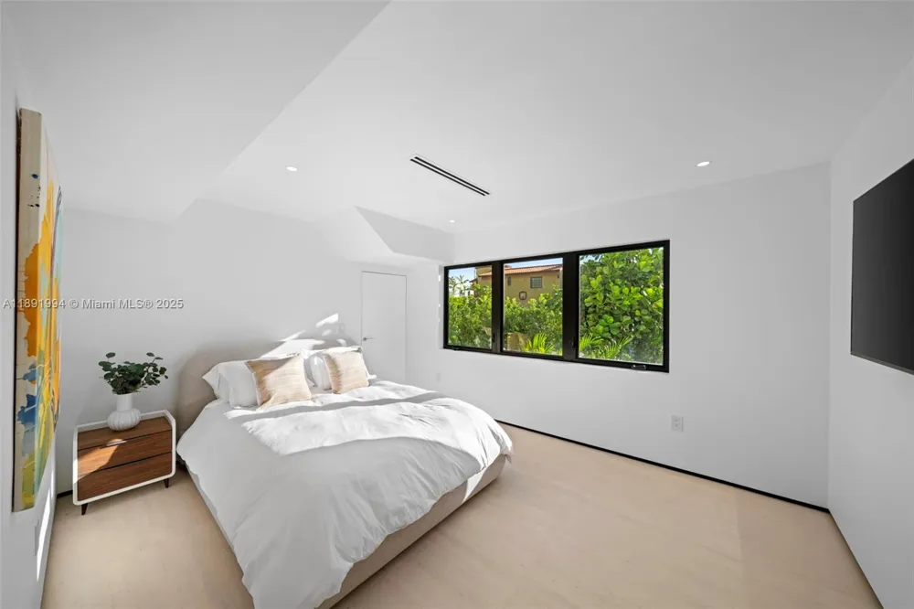 222 E Rivo Alto Dr Miami Beach, FL 33139