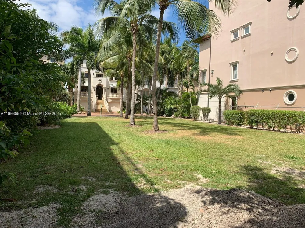 5863 Paradise Point Dr Palmetto Bay, FL 33157
