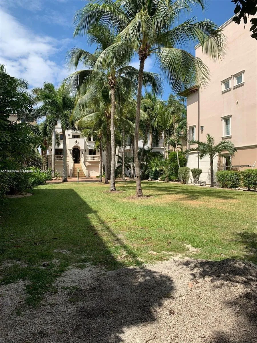 5863 Paradise Point Dr Palmetto Bay, FL 33157