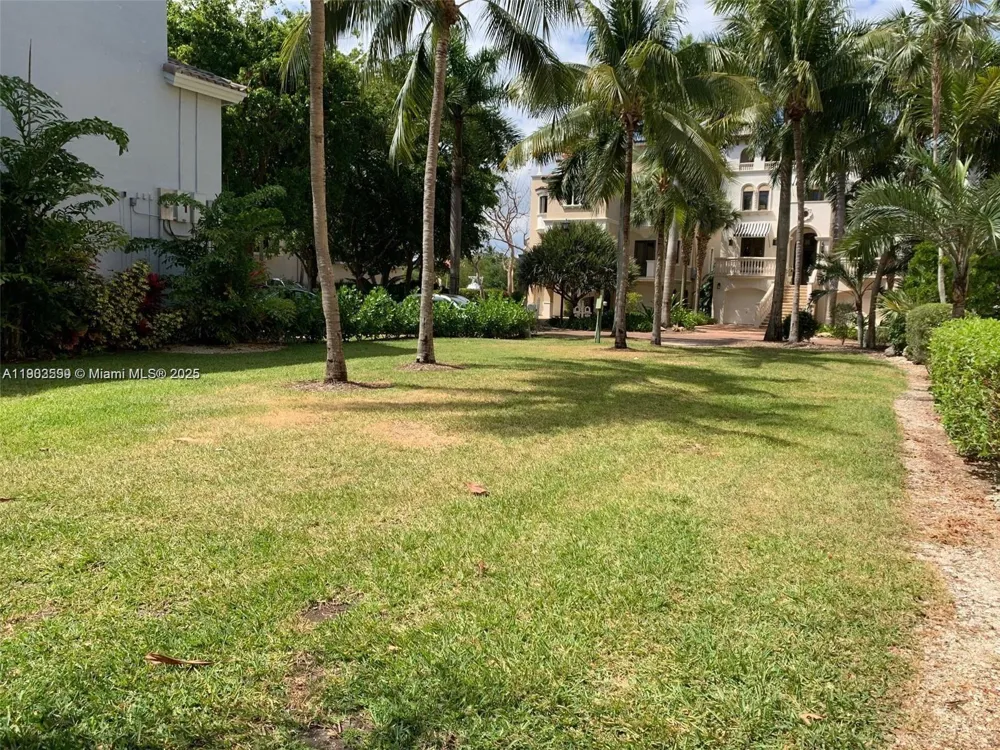5863 Paradise Point Dr Palmetto Bay, FL 33157