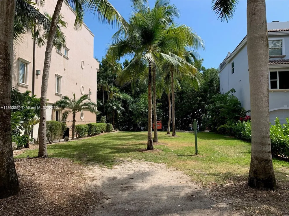 5863 Paradise Point Dr Palmetto Bay, FL 33157