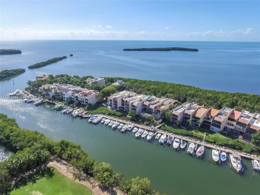 5863 Paradise Point Dr Palmetto Bay, FL 33157