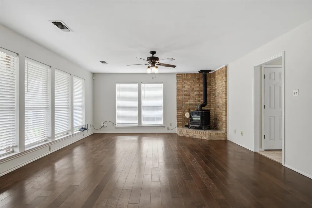 290 Sycamore Street Van, TX 75790