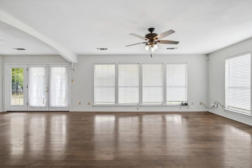 290 Sycamore Street Van, TX 75790