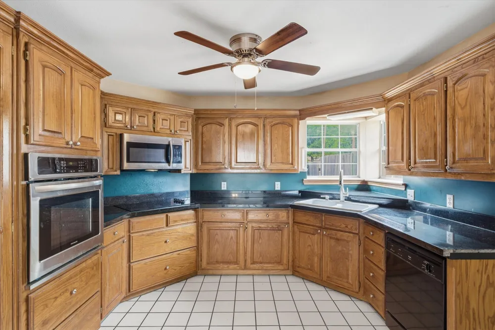 290 Sycamore Street Van, TX 75790