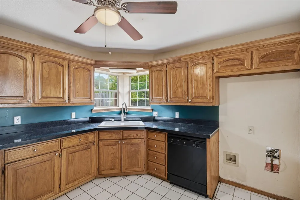 290 Sycamore Street Van, TX 75790