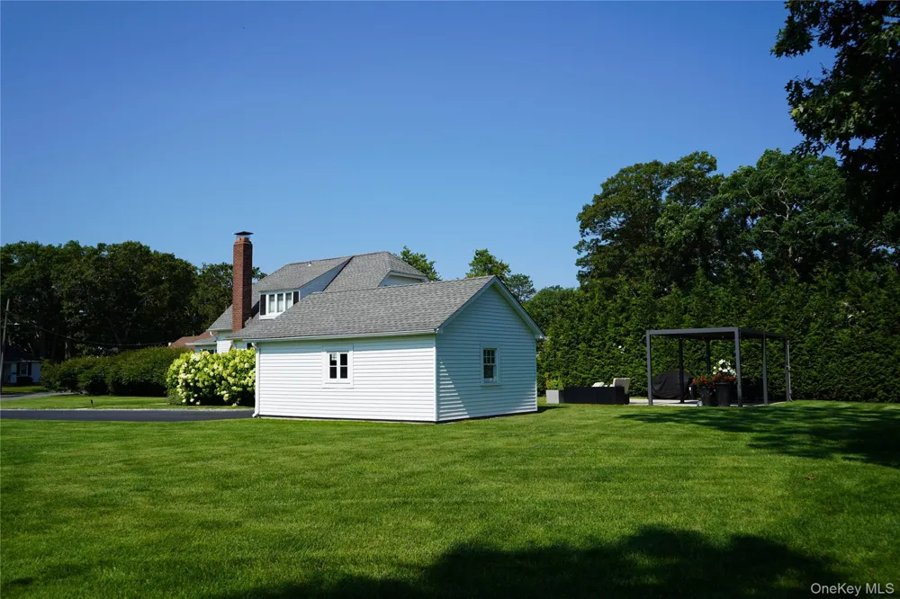 24 Pegs Lane Riverhead, NY 11901