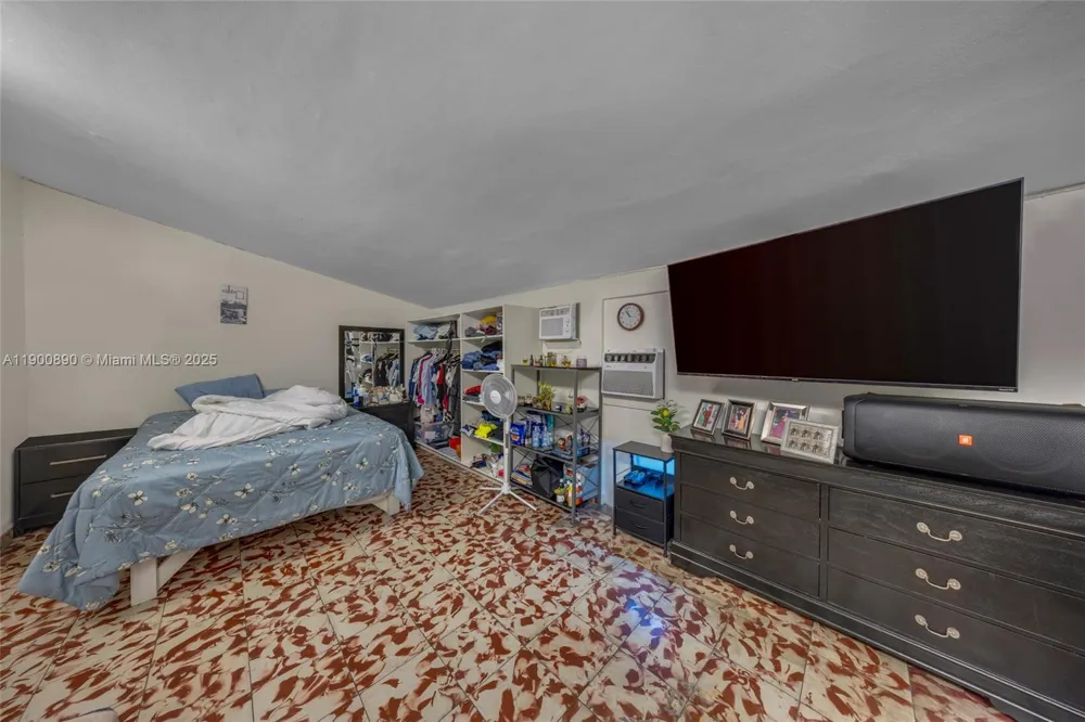 1515 NW 33rd Ave Miami, FL 33125
