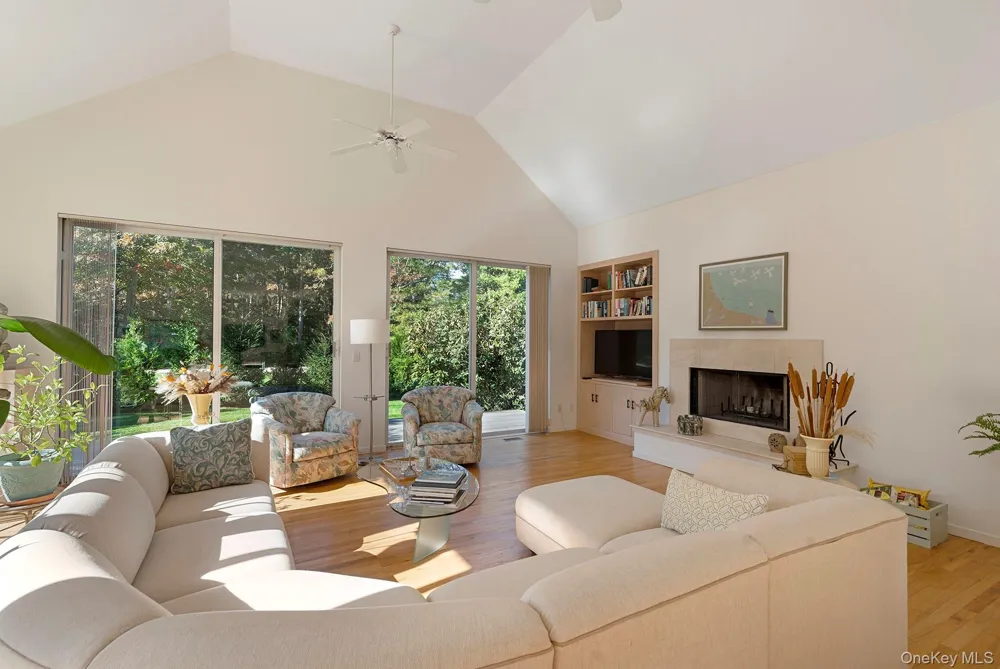 45 Huckleberry Lane East Hampton, NY 11937