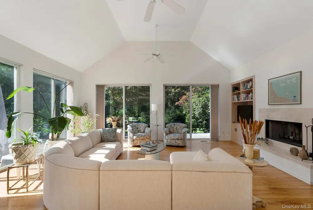 45 Huckleberry Lane East Hampton, NY 11937