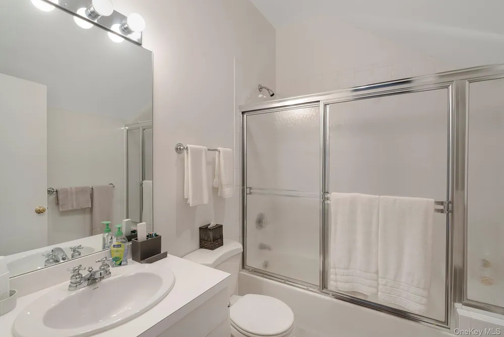 45 Huckleberry Lane East Hampton, NY 11937