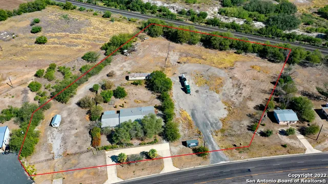 2906 US HIGHWAY 90 Hondo, TX 78861