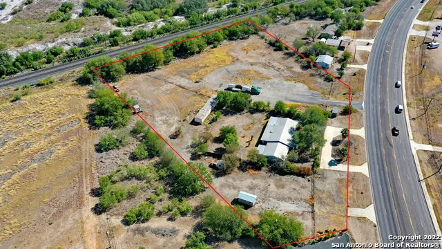 2906 US HIGHWAY 90 Hondo, TX 78861