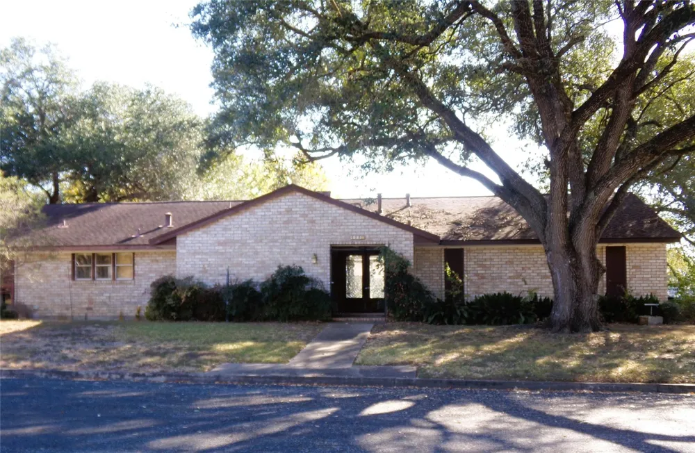 605 S Summit Street Weimar, TX 78962