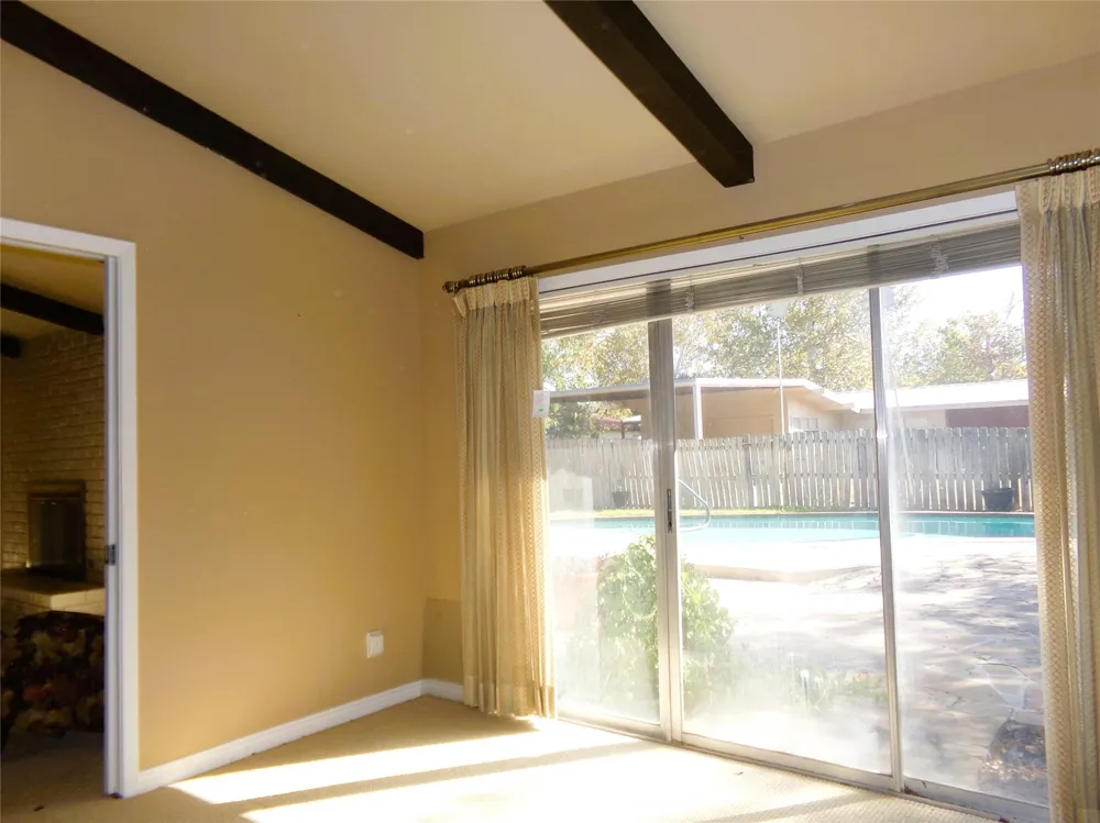 605 S Summit Street Weimar, TX 78962