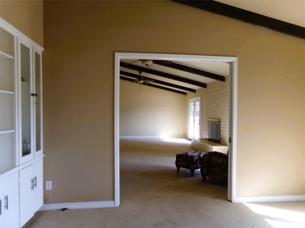 605 S Summit Street Weimar, TX 78962