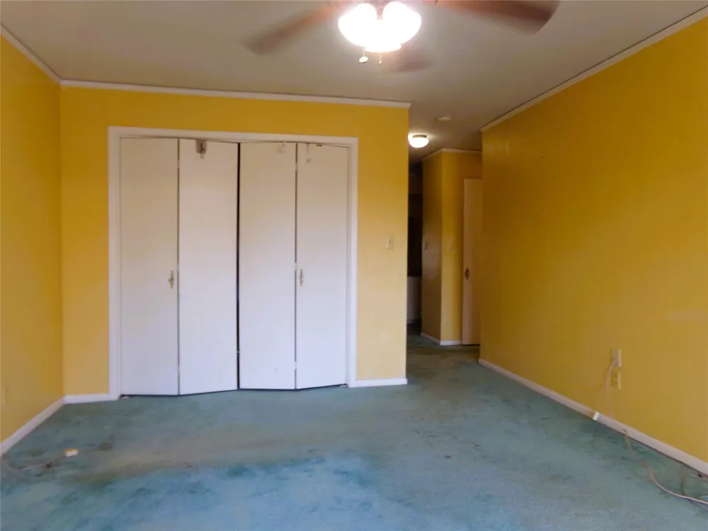 605 S Summit Street Weimar, TX 78962