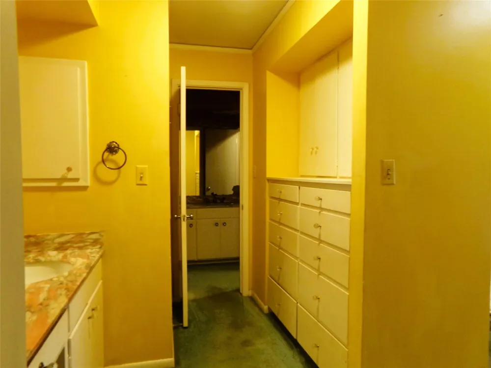 605 S Summit Street Weimar, TX 78962