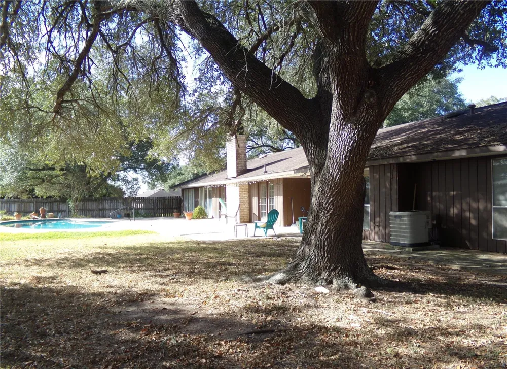 605 S Summit Street Weimar, TX 78962