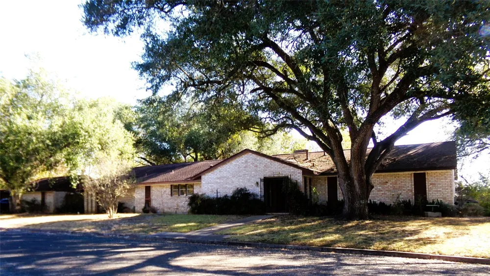 605 S Summit Street Weimar, TX 78962