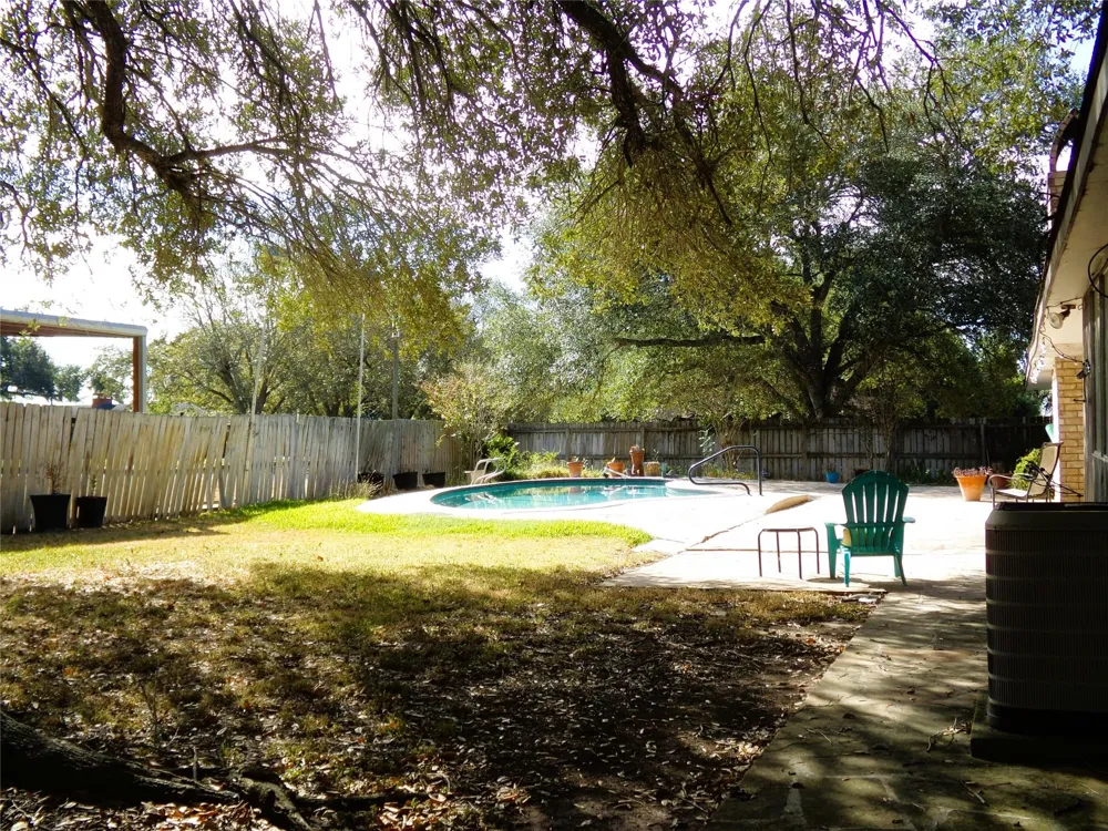 605 S Summit Street Weimar, TX 78962