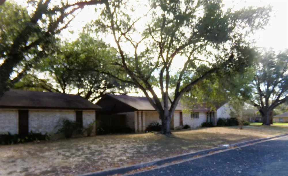 605 S Summit Street Weimar, TX 78962
