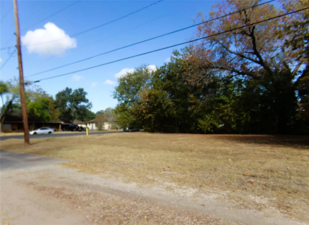 605 S Summit Street Weimar, TX 78962
