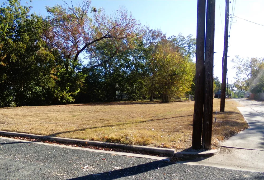 605 S Summit Street Weimar, TX 78962