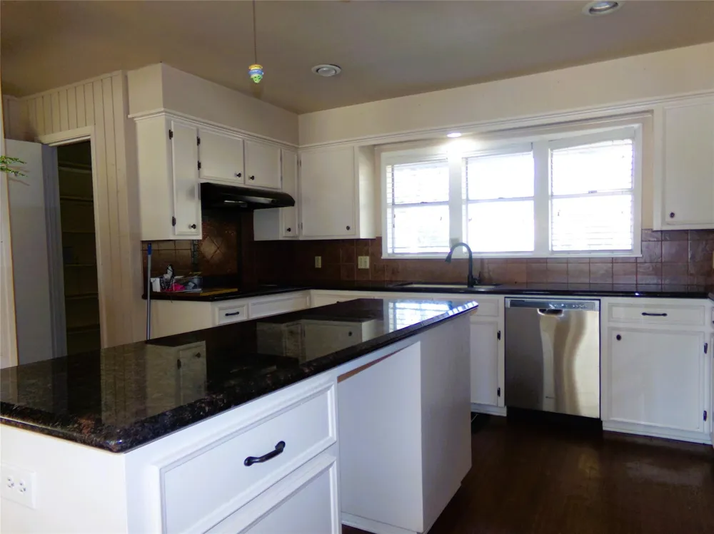 605 S Summit Street Weimar, TX 78962