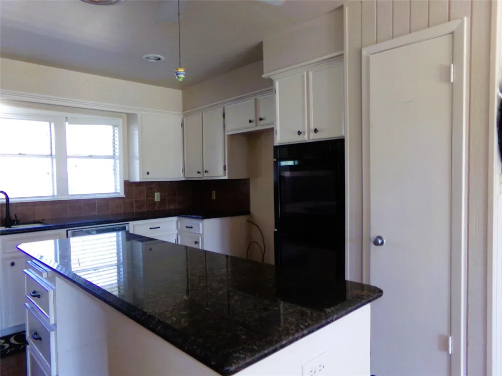 605 S Summit Street Weimar, TX 78962