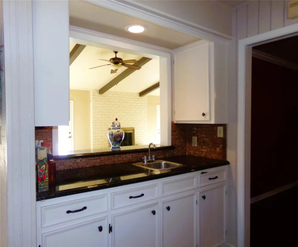 605 S Summit Street Weimar, TX 78962