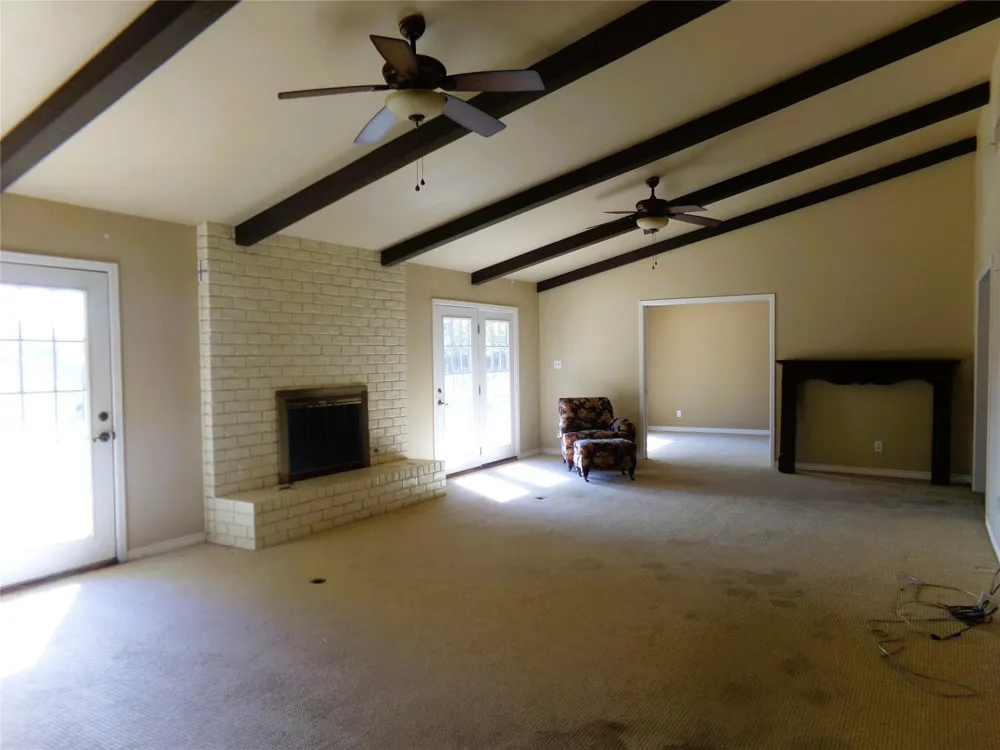 605 S Summit Street Weimar, TX 78962